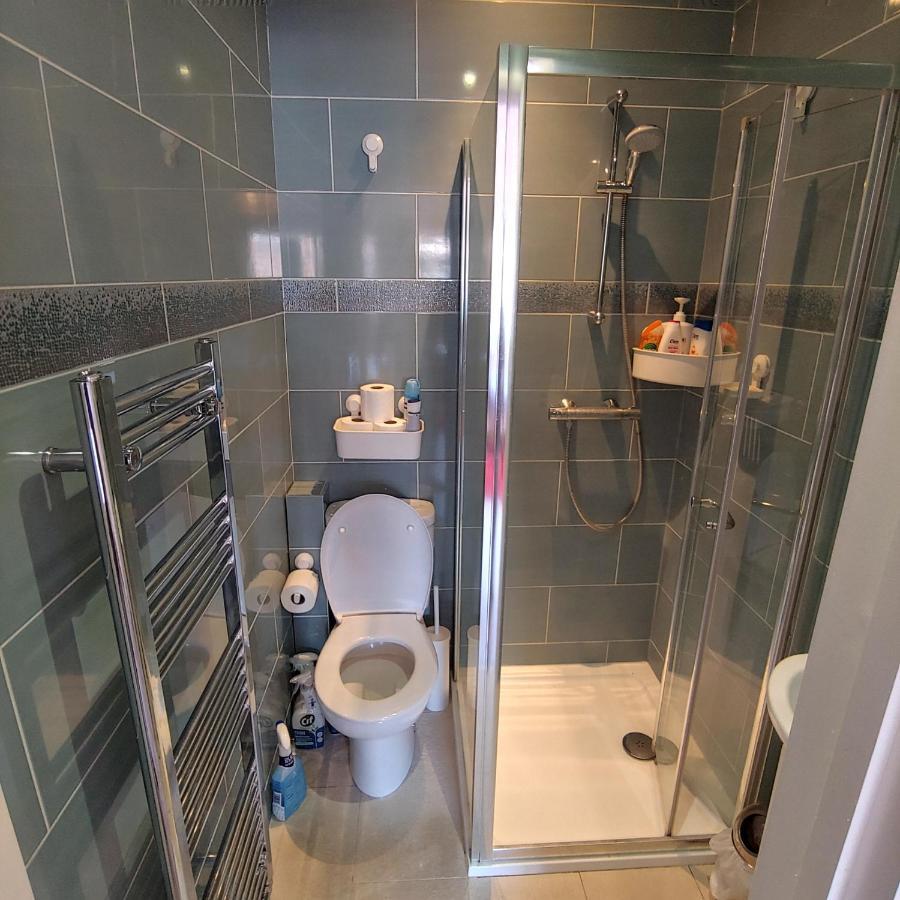 Ensuite Master Bedroom, Private Bathroom, Inside Family Home, Walking Distance To Harry Potter Watford  Exteriör bild