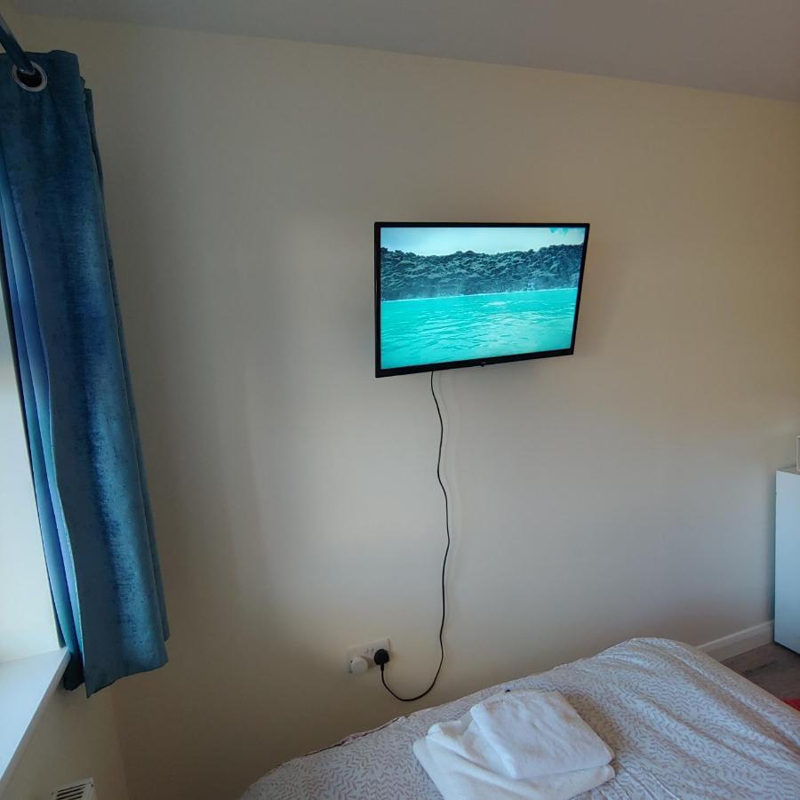 Ensuite Master Bedroom, Private Bathroom, Inside Family Home, Walking Distance To Harry Potter Watford  Exteriör bild