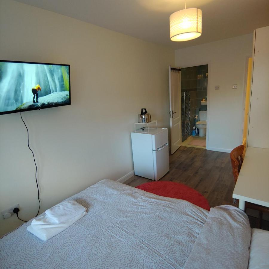 Ensuite Master Bedroom, Private Bathroom, Inside Family Home, Walking Distance To Harry Potter Watford  Exteriör bild