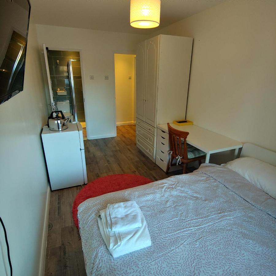 Ensuite Master Bedroom, Private Bathroom, Inside Family Home, Walking Distance To Harry Potter Watford  Exteriör bild