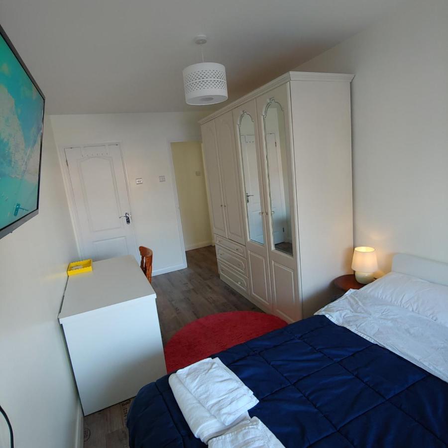 Ensuite Master Bedroom, Private Bathroom, Inside Family Home, Walking Distance To Harry Potter Watford  Exteriör bild
