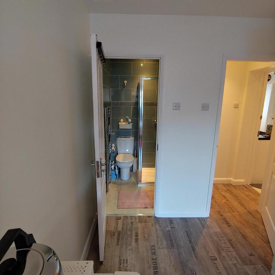 Ensuite Master Bedroom, Private Bathroom, Inside Family Home, Walking Distance To Harry Potter Watford  Exteriör bild