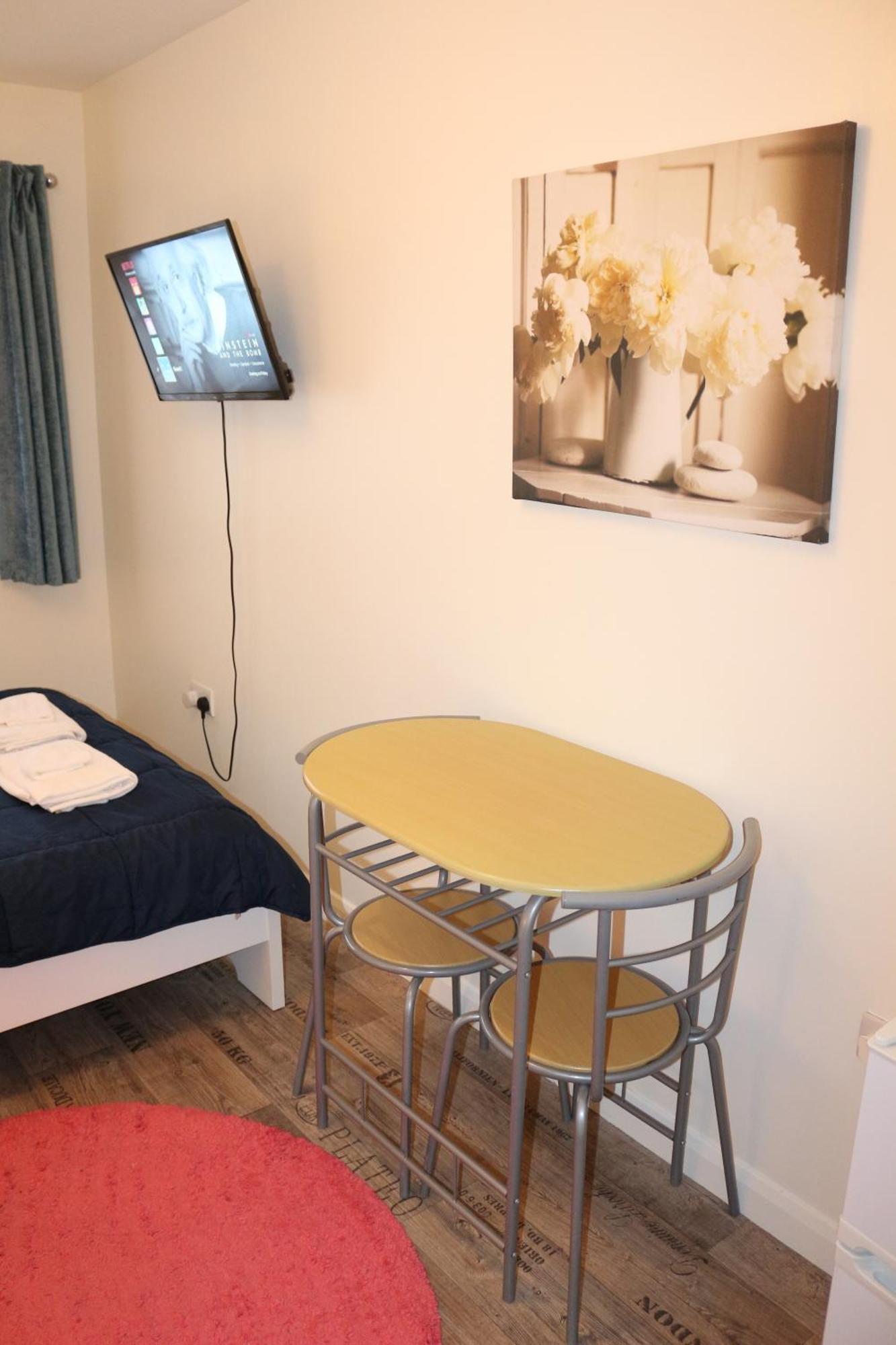 Ensuite Master Bedroom, Private Bathroom, Inside Family Home, Walking Distance To Harry Potter Watford  Exteriör bild