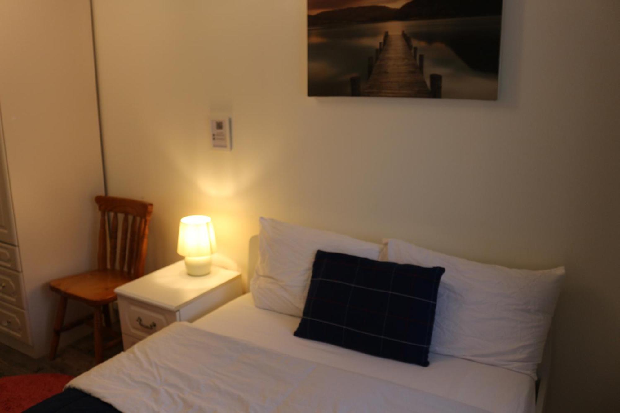 Ensuite Master Bedroom, Private Bathroom, Inside Family Home, Walking Distance To Harry Potter Watford  Exteriör bild