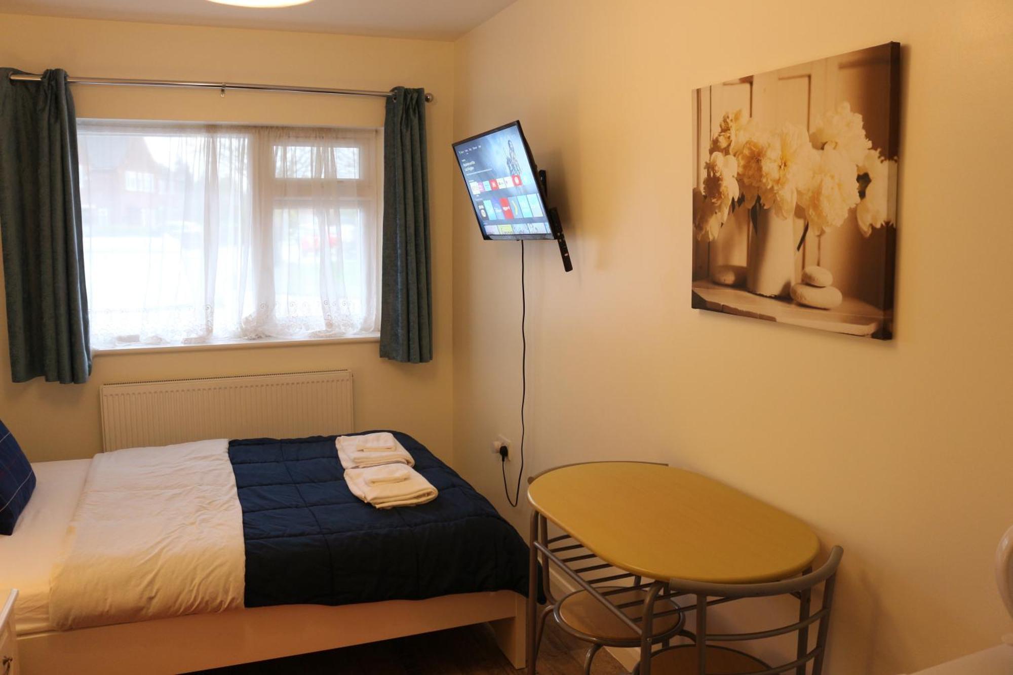 Ensuite Master Bedroom, Private Bathroom, Inside Family Home, Walking Distance To Harry Potter Watford  Exteriör bild