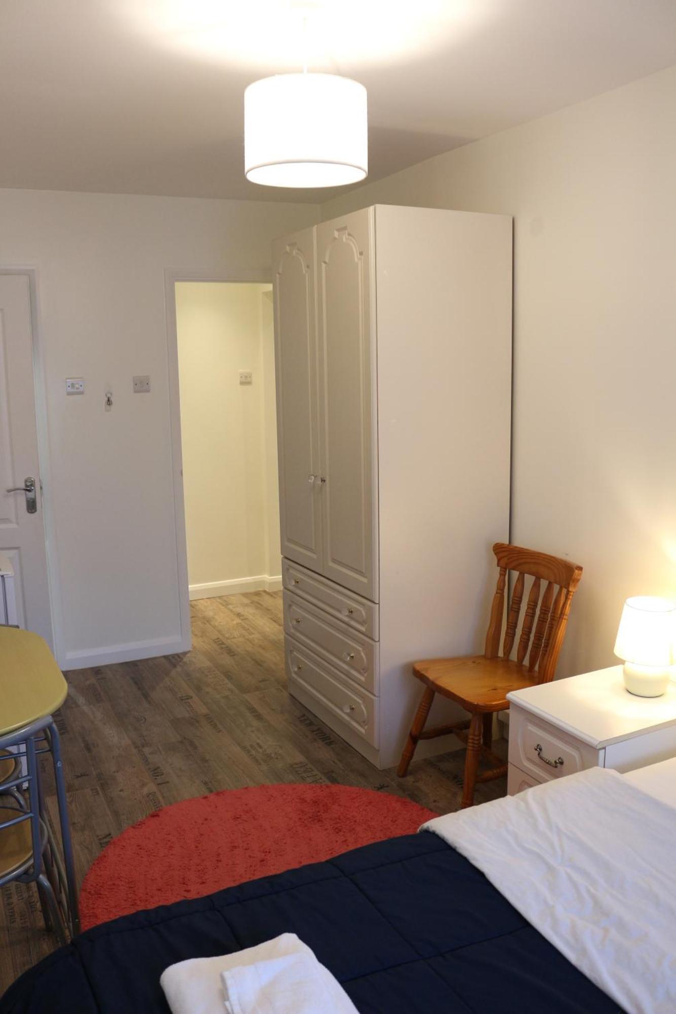 Ensuite Master Bedroom, Private Bathroom, Inside Family Home, Walking Distance To Harry Potter Watford  Exteriör bild