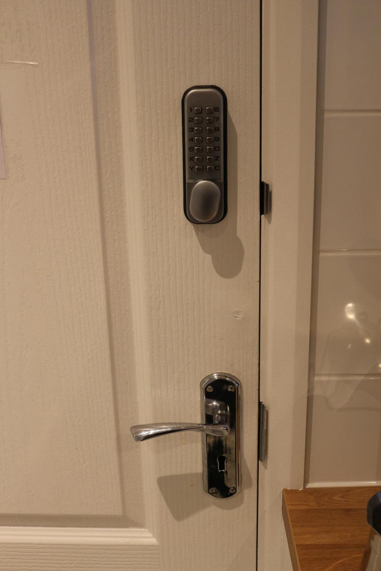 Ensuite Master Bedroom, Private Bathroom, Inside Family Home, Walking Distance To Harry Potter Watford  Exteriör bild