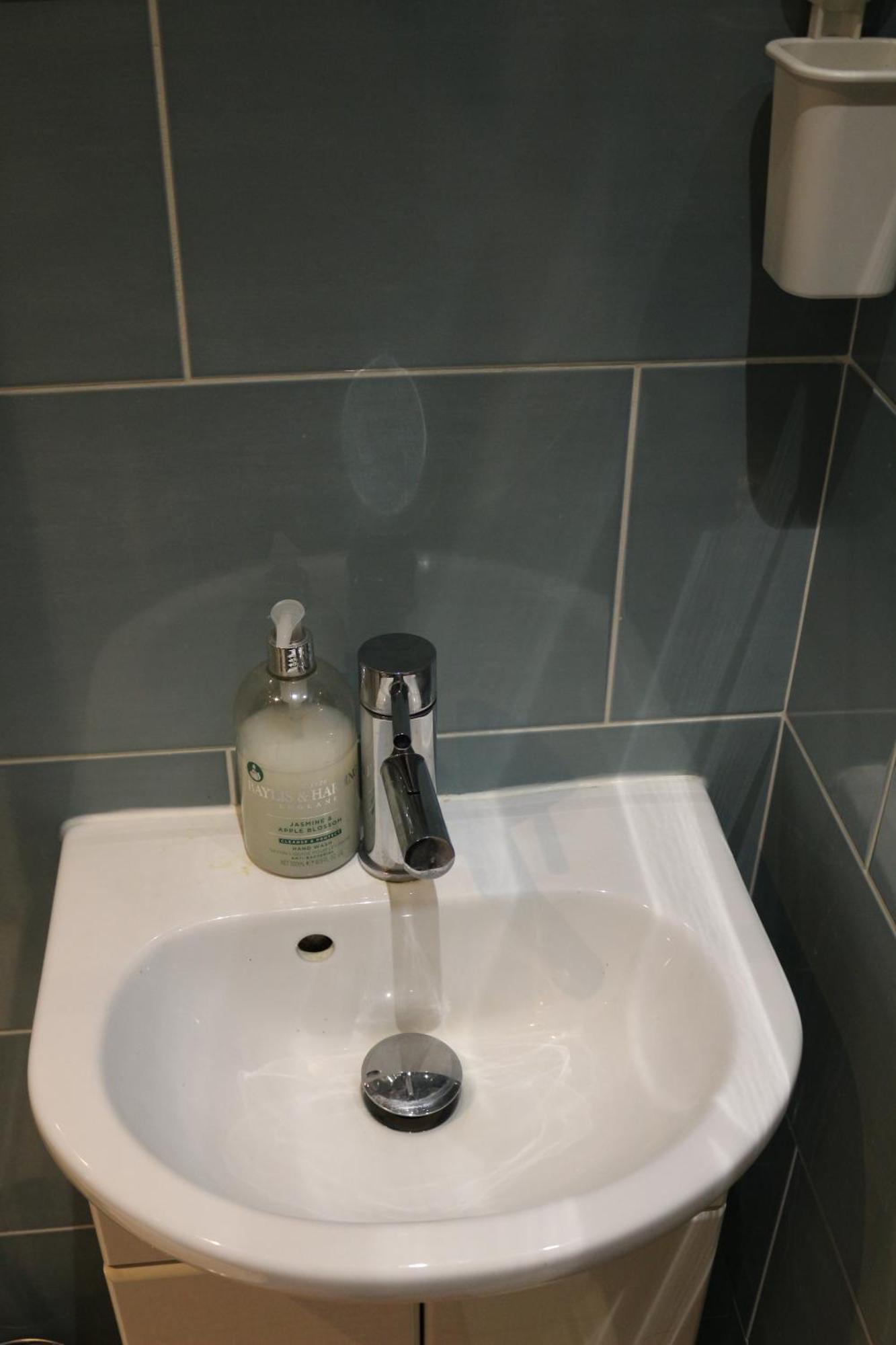 Ensuite Master Bedroom, Private Bathroom, Inside Family Home, Walking Distance To Harry Potter Watford  Exteriör bild